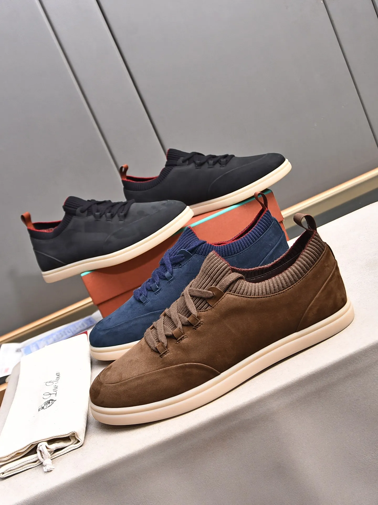 Men's Men's Shoes 💰500 LP's new product Loro Pian* 诺yo* Pianya Soho Walk These casual shoes and loafers are made of first-layer small nubuck cowhide. The texture is light, soft and comfortable. The mouth and tongue are decorated with high-density two-color knitting. The heel is decorated with a Kummel-colored original webbing pull-loop, which presents a unique three-dimensional effect. The unique version narrows slightly in the middle, and is decorated with details of the same material as shoelace eyelets. The original open-molded lightweight TPU rubber sole and spikes enhance traction and stability, and are full of modern aesthetic functional details. The rear is equipped with a cushion pad to enhance wearing comfort. It is sold in a complete package at the counter and is available in multiple colors!  Standard counter code number: 38～44# (45 customized)
